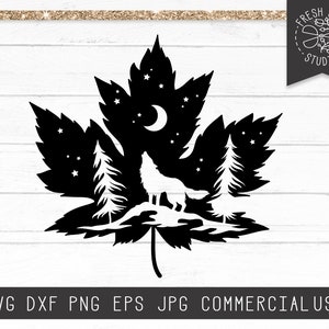 Może przedstawiać: Czarna sylwetka liścia klonu z nocną sceną w środku. Wilk wyje do księżyca i gwiazd, z sosnami po obu stronach. Tekst na dole brzmi: SVG DXF PNG EPS JPG UŻYTEK KOMERCYJNY.