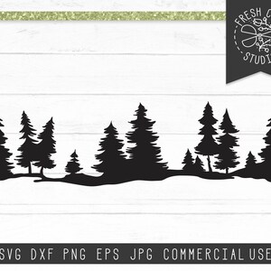 Può includere: Silhouette di una foresta con una fila di pini neri su sfondo bianco. Gli alberi sono di altezze e dimensioni diverse, creando un effetto a strati. L'immagine è semplice e minimalista, perfetta per l'uso in una varietà di progetti di design.