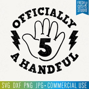 Officiellement une poignée de fichiers SVG de cinq ans, joyeux anniversaire, conception de chemise pour le 5e anniversaire, chemise d'anniversaire drôle Png pour la fête du 5e anniversaire