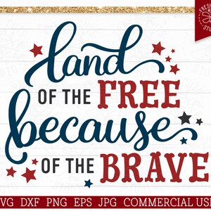 Op de afbeelding: Land of the free because of the brave, een patriottisch ontwerp met rode, witte en blauwe kleuren en sterren. Deze digitale download is voor commercieel gebruik.