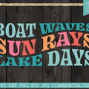Op de afbeelding: Een grafisch ontwerp met de tekst "BOAT WAVES SUN RAYS LAKE DAYS" in een retro-lettertype. De woorden zijn in verschillende kleuren: blauw, oranje, roze en rood. De achtergrond is een donker houtnerf.