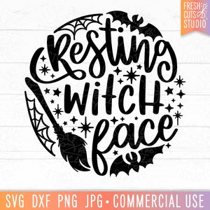 Puede incluir: Diseño gráfico en blanco y negro con el texto "Resting Witch Face" en un círculo. El diseño incluye una escoba, murciélagos y estrellas.