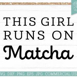 Könnte beinhalten: Digitales Design mit dem Text "THIS GIRL RUNS ON Matcha" in Schwarz, vor einem weißen Hintergrund in Holzoptik. Das Design enthält einen goldglitzernden Rand oben und unten sowie ein Fresh Cuts Studio-Logo.