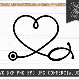 Può includere: Un disegno a tratto nero di uno stetoscopio che forma un cuore. Il design include una parte toracica circolare e tubi auricolari, che simboleggiano l'assistenza sanitaria e l'amore. L'immagine è su uno sfondo bianco con venature del legno e testo in basso.