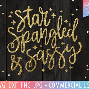 Könnte beinhalten: Goldene Glitzerbuchstaben auf schwarzem Hintergrund mit der Aufschrift "Star Spangled & Sassy".