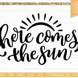 Hier komt de Zon SVG Cut bestand voor Cricut, Silhouet, Eps Png Jpg Dxf, Laatste dag van school, Positieve inspirerende quote, Sunshine Saying