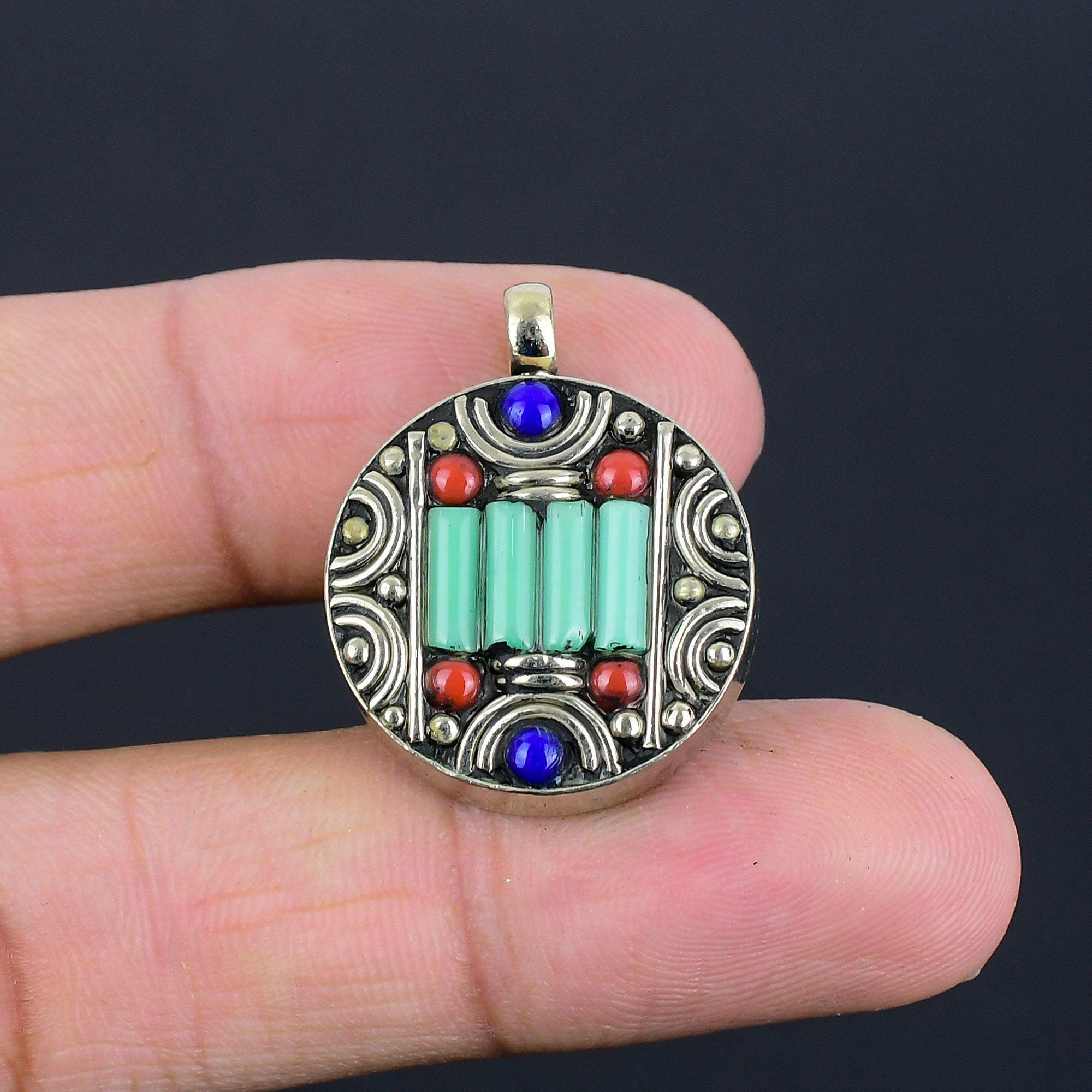 Pendentif style camée émail avec sa croix plaqué or jaune et zircons Pendentif style camée émail avec sa croix plaqué or jaune et zircons