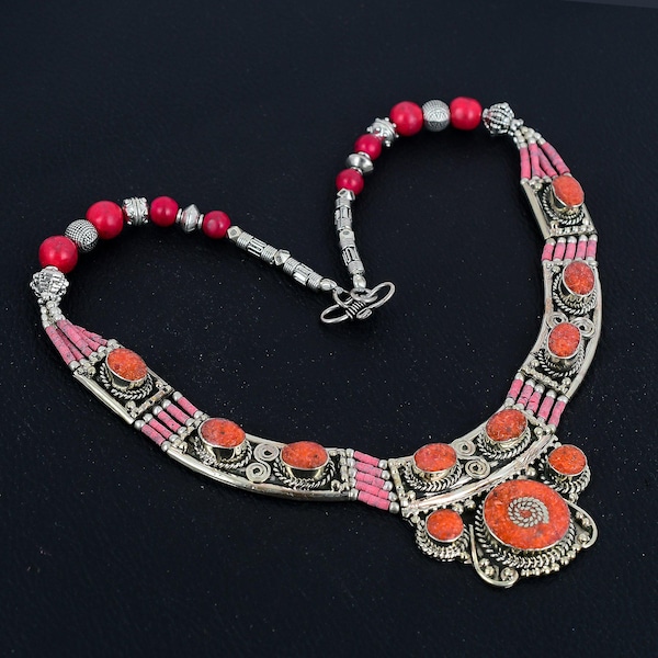Tibetanskt silverhalsband med rött korall: Handgjorda bohemiska etniska smycken