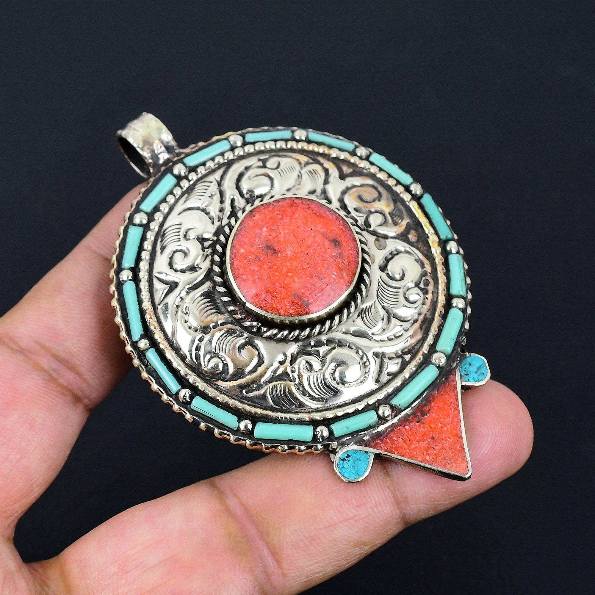 Pendentif Tibétain Artisanal En Corail Rouge Et Turquoise, Plaqué Argent – Bijou Ethnique Et Coloré