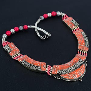 Collana in argento tibetano con corallo rosso: gioielli etnici boho fatti a mano