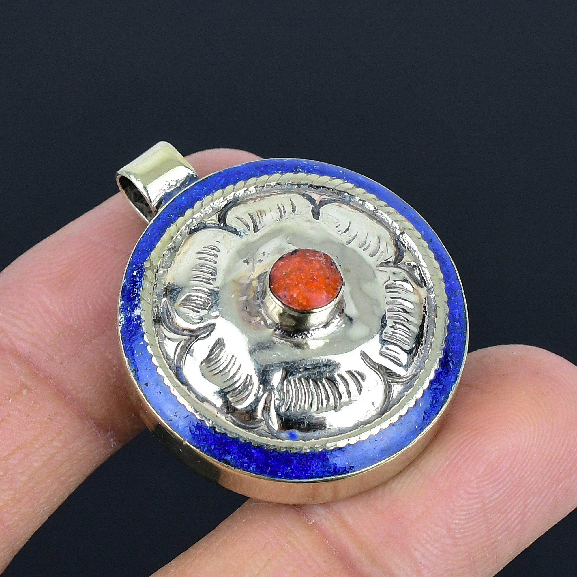 Pendentif Lapis-lazuli Et Corail Rouge Sur Argent Plaqué Tibétain - Bijou Artisanal D'Inde (neuf)