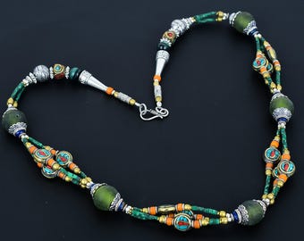 Collar de plata tibetana hecho a mano: cuentas de turquesa, coral y ónix
