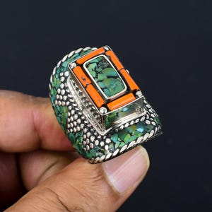 Anillo de turquesa tibetana, anillo de coral rojo, anillo de plata tibetana, anillo tribal hecho a mano, joyería llamativa, joyería bohemia de Nepal, anillo de bodas para él