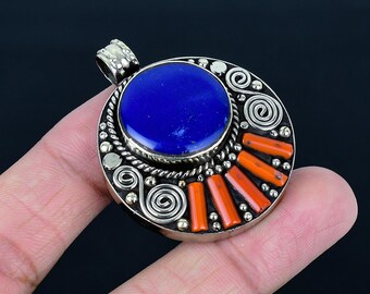 Tibetaans zilveren hanger lapis lazuli en rood koraal: handgemaakte Nepalese sieraden