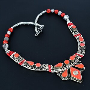 Collana in argento tibetano con corallo rosso: gioielli etnici boho fatti a mano