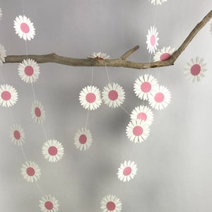 Paper Daisy Garland, 1 Metre Garland, Party Decor, Birthday Party Backdrop, Nursery Decor, White Daisies, Room Decor, Wedding Backdrop