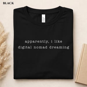 Tydligen gillar jag digitala nomadiska drömmar, reseälskare-tröja, arbeta var som helst-tröja, reslust-estetisk tröja, fräck distansarbete-tröja bild 1
