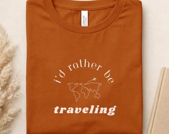Ich würde eher auf Reisen T-Shirt, Reise-T-Shirt, Fernweh-Shirt, Abenteuer-Liebhaber-Tshirt, minimalistisches Reise-T-Shirt, Urlaubsgeschenk, Entdecker-Shirt
