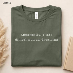 Tydligen gillar jag digitala nomadiska drömmar, reseälskare-tröja, arbeta var som helst-tröja, reslust-estetisk tröja, fräck distansarbete-tröja bild 15