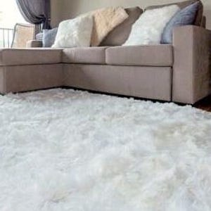 100 % Alpaka-Teppich, luxuriöser perlweißer Alpaka-Fell-Teppich, luxuriöser Alpaka-Fell-Teppich, Teppich für das Haus, Teppichzimmer, plüschiger, sehr weicher Teppich/+1 Kissen