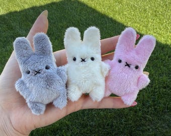 Conejo de peluche hecho a mano, conejo de bolsillo, peluche kawaii de tamaño bolsillo, compañero de viaje, cosido a mano y hecho por encargo.