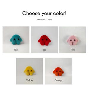 Puede incluir: Cinco peluches de diferentes colores: turquesa, rojo, rosa, amarillo y naranja. Cada peluche tiene un cuerpo redondo con dos peque&ntilde;os brazos y dos peque&ntilde;as piernas. Los peluches est&aacute;n dispuestos en una cuadr&iacute;cula sobre un fondo blanco. &iexcl;Elige tu color! TEENYSTITCHCO