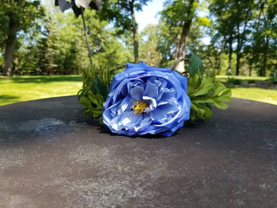 Couronne De Grosse Fleur Rose Bleu Avec Des Lampions Pour Le Drame Nocturne