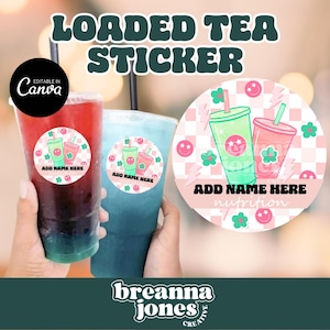 Può includere: Due bicchieri di plastica trasparenti con bevande colorate e un adesivo rosa e verde con il testo "ADD NAME HERE nutrition". L'adesivo ha uno sfondo a scacchi con fiori e fulmini. Il testo "LOADED TEA STICKER" è nella parte superiore dell'immagine.
