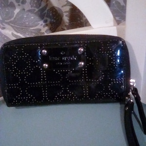 Cartera tipo pulsera de charol negro Kate Spade