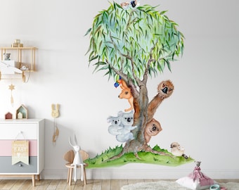 Op de afbeelding: Een aquarel-illustratie van een groene wilgenboom met verschillende Australische dieren, waaronder een koala, een kangoeroe, een emoe en een vogel. De dieren kijken uit achter de boomstam. De illustratie is perfect voor een kinderkamer of een babykamer.