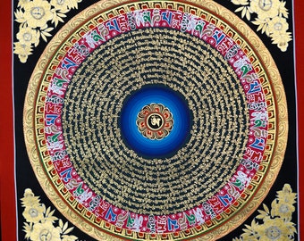 Puede incluir: Un mandala circular con letras doradas sobre un fondo negro. El mandala está rodeado por un borde rojo con diseños florales dorados en las esquinas. El centro del mandala presenta un círculo azul con una flor dorada y el símbolo "Om" en el centro.