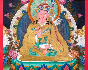 Puede incluir: Una pintura colorida de una deidad con una túnica dorada, sentada en un trono de loto. La deidad lleva una corona y está rodeada de nubes y flores. La pintura está realizada en un estilo tradicional tibetano.