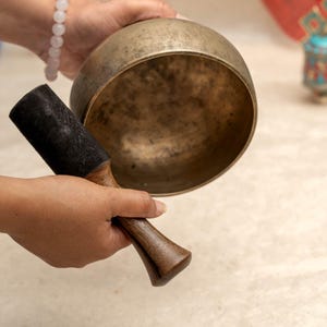 Tigela Tibetana Naga – Nota Ré4 | Tigela ritualística himalaia artesanal para cura dos chakras, meditação e terapia sonora vibracional.