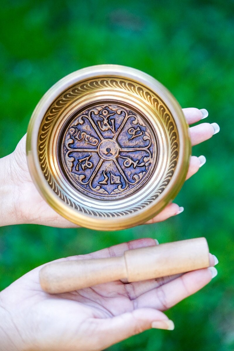 オム・マニ・パドメ・フム・マントラ彫刻シンギングボウル｜瞑想用