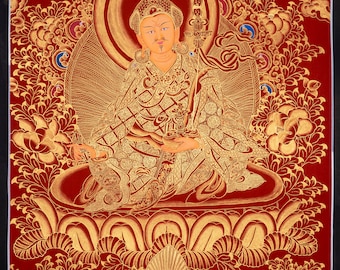 Puede incluir: Una pintura thangka budista tibetana tradicional que representa a una deidad en posición sentada. La deidad está adornada con joyas elaboradas y una corona, y está rodeada de intrincados patrones florales y nubes. La pintura está realizada en tonos dorados y rojos sobre un fondo rojo.