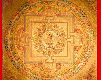 Può includere: Un dipinto di mandala dettagliato e dorato con una figura centrale. L'opera presenta intricati motivi geometrici, motivi floreali e un bordo rosso. L'immagine ha un'estetica tradizionale e spirituale.