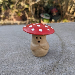 Figurine mignonne d'homme aux champignons