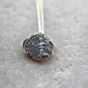 Sterling Silber Victoria Göttin mit Kranz und Palmen Zweig Antike Münze Replik Halskette