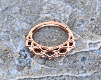 Op de afbeelding: Septumring van roségoud met een delicaat, ingewikkeld mandala-ontwerp.
