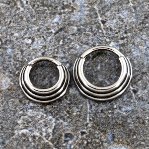 Dreifach gestapelter Septum, Daith Piercing Scharnier Clicker mit schwarzer Kontur - 316L Chirurgenstahl 16G - 6mm, 8mm oder 10mm