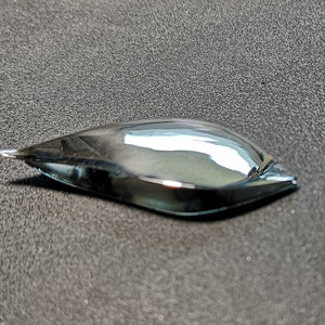 以下が含まれることがあります： 銀灰色の金属元素ガリウムが、固体の涙の形をしています。