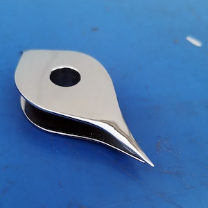 Bellie tatting shuttle with pick