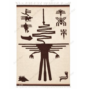 Puede incluir: Una alfombra rectangular con fondo color crema y símbolos geométricos y abstractos en marrón oscuro. El diseño incluye un patrón central de zigzag vertical sobre una figura estilizada, flanqueado por varios iconos pequeños y bordes con flecos.
