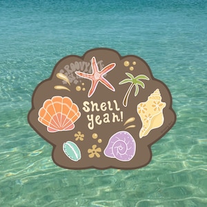Könnte beinhalten: Ein brauner, muschelförmiger Aufkleber mit einem rosa Seestern, einer grünen Palme, einer orangefarbenen Jakobsmuschel, einer gelben Muschel, einer kleinen türkisfarbenen Muschel, einer violetten Spiralschnecke und dem Text Shell yeah! in Weiß.