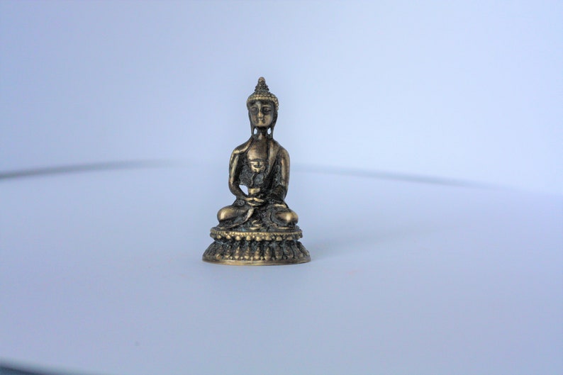 2x Messing Mini Antike Sakyamuni Buddha Statue Ornamente Meditation Sitzende Pose Reise Anbetung Attraktive Kleine Buddha Statue Figur