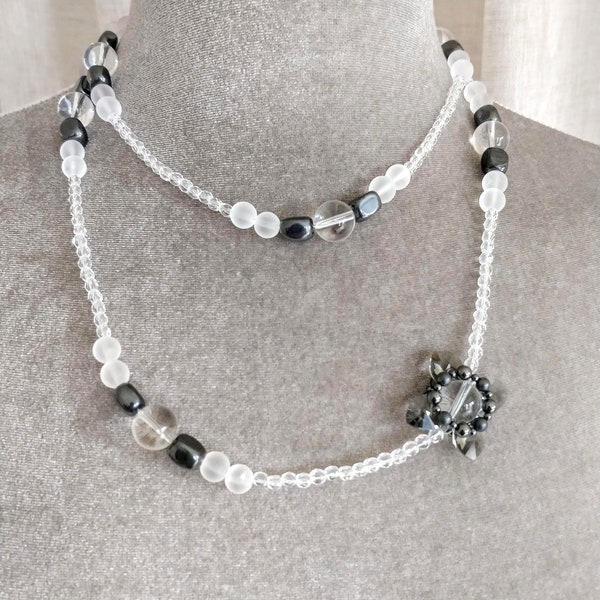 Collier long :  cristal de roche, hématite, verre de Bohême et Swarovski