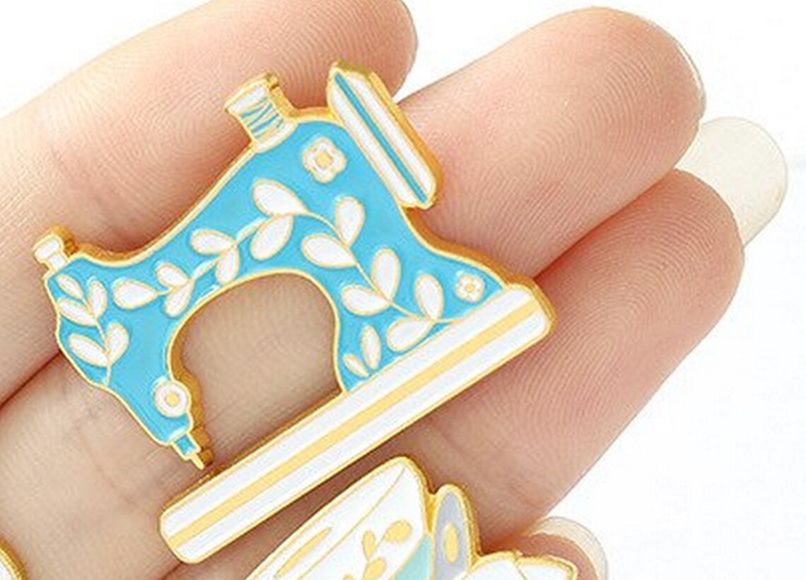 Pretty Green Sewing Machine Pin Badge Brooch Metal and Enamel Etsy