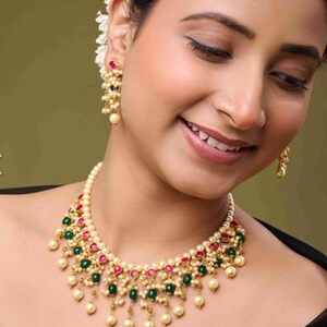 Conjunto de gargantilla Kundan multicolor con perlas y piedras rosas y verdes.