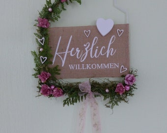 Herzlich willkommen, Metallhäuschen mit Sackleinenschild, rosé Röschen und weißen Herzen, schönes Chiffonband, ca. 30 x 25 x 70 cm