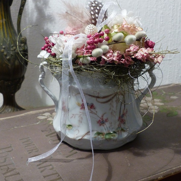 Traumhaft schöne Zuckerdose mit getrockneten Rosen und allerley Lieblichkeiten, zum Muttertag oder einfach so als Geschenk, ca. 15 x 17 cm